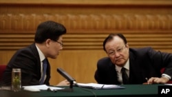 2015年3月10日新疆维吾尔自治区主席雪克来提•扎克尔(右)和党委书记张春贤在两会期间的新疆代表团会议上