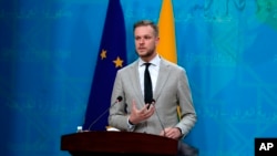 资料照片:立陶宛外长兰茨贝尔吉斯与伊拉克外长侯赛因在巴格达举行联合记者会。(2021年7月15日)