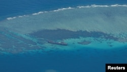 空中拍摄的第二托马斯浅滩(Second Thomas Shoal,中国称仁爱礁,菲律宾称阿云金浅滩)照片以及坐滩的菲律宾废弃军舰。(2023年3月9日)