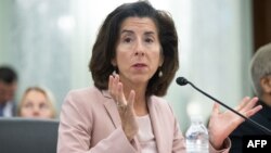 资料图:美国商务部长吉娜·雷蒙多(Gina Raimondo) (法新社)