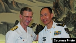 美国海军第七舰队司令奥库安中将2016年5月6日会见中国海军副司令员王海(美国海军照片)