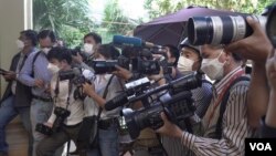 រូបឯកសារ៖ អ្នកសារព័ត៌មានផ្តិតយកទិដ្ឋភាពលោក កឹម សុខា ធ្វើដំណើរចេញពីគេហដ្ឋានទៅសាលារាជធានីភ្នំពេញ ដើម្បីចូលរួមសវនាការរបស់លោក រាជធានីភ្នំពេញ ថ្ងៃទី១៩ ខែមករា ឆ្នាំ២០២២។ (ហ៊ាន សុជាតា/វីអូអេ)