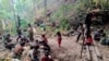 တောထဲတွင် ထွက်ပြေးခိုလှုံနေကြရသည့် မင်းတပ် စစ်ရှောင်များ (ဓာတ်ပုံ - AFP PHOTO / CHIN WORLD) ၂၀ မေ ၂၀၂၁
