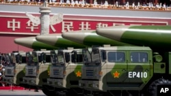东风26型弹道导弹展示经过天安门广场。