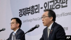 韩国外长赵兑烈(右)和财政部长崔相穆(左)共同举行了一次罕见的外国媒体座谈会,试图在短暂戒严事件后安抚盟友,并缓解此次政治危机引发的市场动荡。(美联社:2024年12月18日)