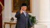 Presiden Prabowo Subianto menyapa para wartawan sebelum menerima sejumlah tamu kenegaraan di Istana Kepresidenan di Jakarta, 21 Oktober 2024. (Foto: Bay Ismoyo/AFP)