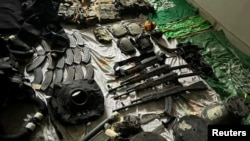 2023年11月16日发布的这张图片显示以色列军队所说的加沙城沙蒂难民营发现的武器和设备。(Israel Defense Forces/Handout via REUTERS)