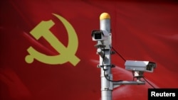 中共建党百年来的人权纪录最近成为舆论重要话题。图为以中共党旗为背景的监控摄像头。(资料照)