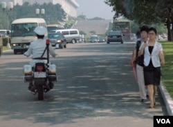 朝鲜平壤人们的日常生活(2013年7月26日)(美国之音赫尔曼拍摄)