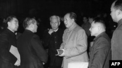 1962年中共中央在北京开会期间的几位领导人。左起:周恩来(1898-1975),中华人民共和国总理,从1949年成立直至周去世一直是总理;中国国家计划委员会主任陈云;中国国家主席刘少奇(1898-1969);中共中央主席毛泽东(1893-1976),中国共产党革命的理论家;中共中央总书记邓小平;北京市长彭真 。