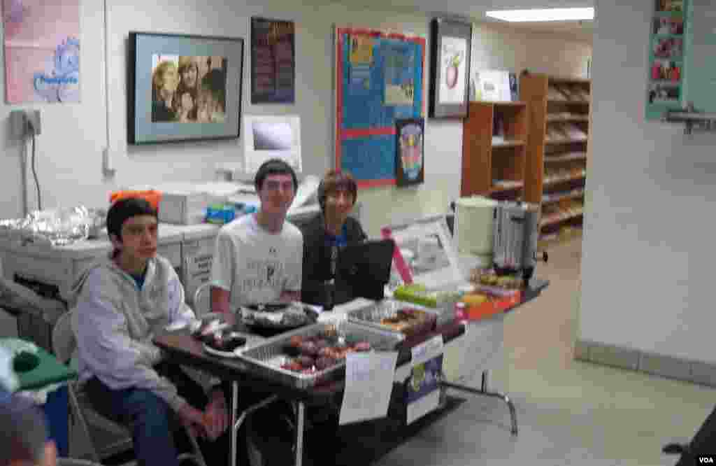 中学生在马里兰州某投票场地入口义卖糕点,为慈善活动募捐。(美国之音王南拍摄)