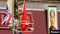资料照:北京天安门前飘扬的英国和中国国旗。(2018年1月31日)
