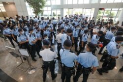 香港警察在苹果日报总部进行搜查并逮捕苹果日报高管。(2021年6月17日)