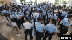 香港警察在苹果日报总部进行搜查并逮捕苹果日报高管。(2021年6月17日)