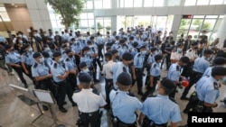 香港警察在苹果日报总部进行搜查并逮捕苹果日报高管(路透社2021年6月17日)