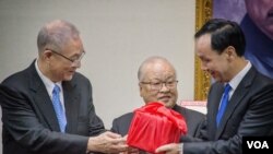 国民党新任主席朱立伦从代理主席吴敦义手中接过印信。(美国之音记者方正拍摄)