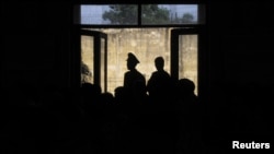 Hội Ân xá Quốc Tế nhận định rằng việc Hà Nội trả tự do sớm cho nhiều tù nhân lương tâm là đáng hoan nghênh, tuy nhiên nêu bật tình cảnh của ít nhất 70 người khác vẫn còn bị giam cầm.