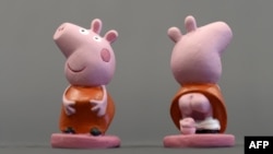 英国动画形象小猪佩奇的陶瓷玩偶2013年11月15日在西班牙吉罗纳附近展览。