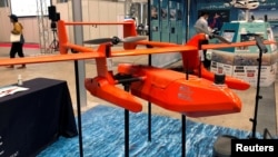 资料照: 日本太空娱乐实验室公司开发的名为“ HAMADORI”无人机在东京以东的一个国际展览中心展出。(2020年9月30日)