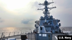 美国海军第七舰队伯克级导弹驱逐舰本福德(USS Benfold)号2021年7月28日穿越台湾海峡。(照片来自美国海军推特)