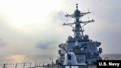 美国海军第七舰队伯克级导弹驱逐舰本福德(USS Benfold)号2021年7月28日穿越台湾海峡。(照片来自美国海军推特)