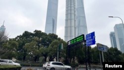 资料照:上海陆家嘴金融区街头屏幕显示的沪深股市指数。(2024年2月5日)