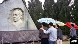 1999年4月14日,中国江西省共青城,人们聚集在胡耀邦的坟墓前。