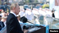 俄罗斯总统普京星期天(7月28日)在前沙俄首都圣彼得堡举行的俄罗斯海军日纪念活动上发表讲话。