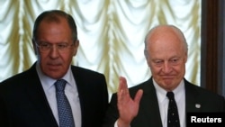 俄罗斯外长拉夫罗夫(左)与联合国叙利亚问题特使德米斯图拉在莫斯科会晤。(2016年5月3日)