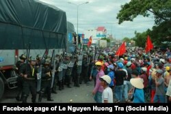 Cảnh sát và người biểu tình đối mặt nhau trên quốc lộ 1 ở Bình Thuận, 11/6/2018