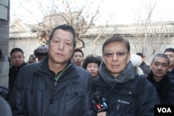 赵紫阳的儿子赵二军接受美国之音采访后和记者东方合影(美国之音东方拍摄)