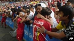 ဗီယက်နမ်အသင်းကိုအနိုင်ရပြီး ဗိုလ်လုပွဲတက်ရတော့မယ့် မြန်မာအသင်းက လာရောက်အားပေးတဲ့ ပရိသတ်ကို နှုတ်ဆက်နေစဉ်။ (ဇွန် ၁၃၊ ၂၀၁၅)