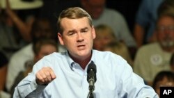 资料照:2012年8月8日,民主党联邦参议员班内特在给奥巴马总统竞选的一次活动上向支持者发表讲话。(美联社)