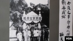 中国的宋庆龄基金会与俄罗斯方面2011年在莫斯科联合举办介绍宋庆龄和孙中山的展览。展览中的图片显示孙中山,黄埔军校,以及当时的亲苏口号。(美国之音白桦拍摄)