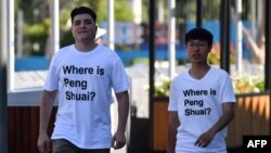 澳大利亚昆士兰大学学生领袖柏乐志(左)身穿“彭帅在哪里?”的T恤衫在澳大利亚网球公开赛的赛场外。(2022年1月25日)