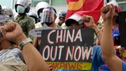 资料照片:在海牙国际仲裁庭就菲律宾与中国海洋权利纠纷作出裁决五周年之际,抗议者举着标语在中国驻菲律宾大使馆位于马卡蒂市的领事馆外集会。(2021年7月12日)