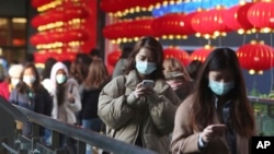 人们戴着口罩在台湾台北的一家购物中心散步。(2020年1月31日)