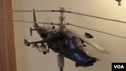 俄罗斯国防出口公司展出的武装直升飞机模型。(美国之音白桦拍摄)