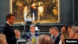 对荷兰进行国事访问的法国总统马克龙在阿姆斯特丹的荷兰国立博物馆会晤荷兰首相吕特。(2023年4月12日)