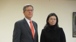 美国宗教大使会见李明哲妻子并呼吁中国政府放人 美国宗教大使会见李明哲妻子并呼吁中国政府放人