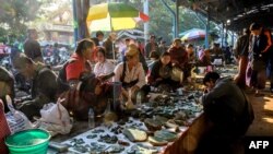 မန္တလေး ကျောက်စိမ်းဈေးကွက်တွင် အရောင်းအဝယ် ပြုလုပ်နေကြသည့် မြင်ကွင်း။ (ဇန်နဝါရီ ၁၅၊ ၂၀၂၀)
