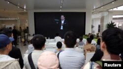 2023年9月25日,中国北京的一家华为旗舰店的屏幕直播华为产品发布活动, 画面中出现的是华为消费者业务集团首席执行官余承东。