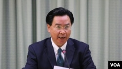 台湾外长吴钊燮2018年5月1日见记者(美国之音杨明摄)