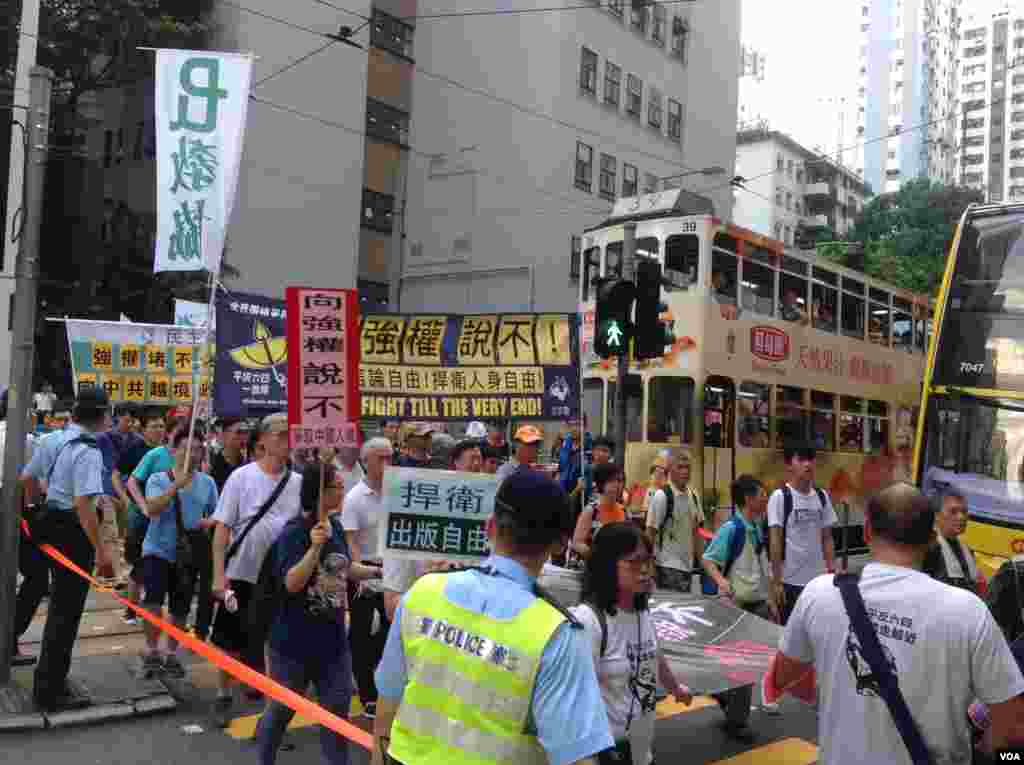 香港泛民多个政党和团体周六声援铜锣湾书店店长林荣基(美国之音海彦拍摄)