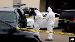 Nhân viên liên bang kiểm tra và chụp ảnh chiéc xe của Dutschke