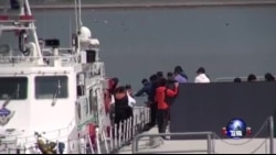 VOA现场视频:父母辨认儿尸 珍岛哭声一片 VOA现场视频:父母辨认儿尸 珍岛哭声一片