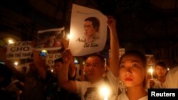 ဗီယက်နမ် blogger Nguyen Huu Vinh လွတ်မြောက်ရေးဆုတောင်းပွဲ (ဓာတ်ပုံ Reuters)