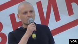被软禁的反对派领袖乌达里佐夫在去年7月莫斯科的反政府集会上。(美国之音白桦拍摄)