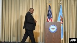 Міністр оборони США Ллойд Остін виходить до преси, щоб виступити з заявою на авіабазі Рамштайн, Німеччина, наприкінці особистої зустрічі Контактної групи з питань оборони України 19 вересня 2023 року. (Фото: AFP)