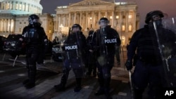 1月6日,警察将示威者赶出国会山。